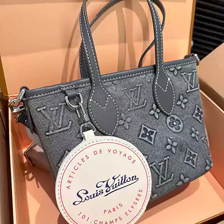 【即時購買】 ウィークエンドトートNM LVミニデニムハンドバッグショッピングバッグの 人気 LOUIS VUITTON メンズ ショルダーバッグルイ・ヴィトン メンズ モノグラム・ウォッシュ デニム バッグウィークエンド・トートNM LOUIS VUITTON N級品 優良店