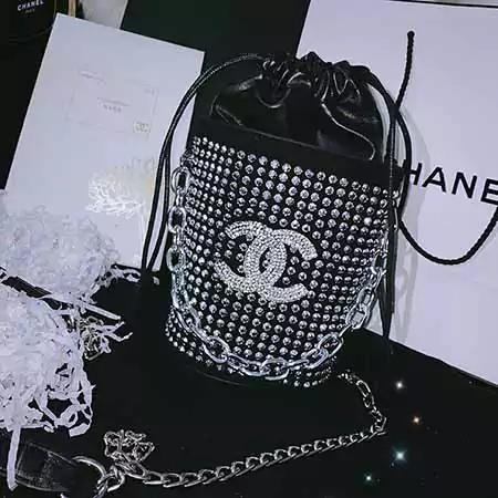 女性愛用 クロスボディChanel 人造革 ロゴ付き ダイヤモンド 彼女へのプレゼント シャネル ラグジュアリー 新作 ハイブランド 綺麗 横開き バケツ型 大人気 ブラック 黒 開放式 ハンドバッグ