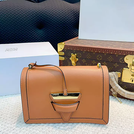 ロエベ LOEWE バルセロナ ショルダーバッグ 2way ベルト 太 三角形のメタルクロージャー レディース ポシェット大人 可愛い 斜 めがけ バッグ