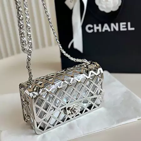 Chanel ショルダーバッグ シルバー 透かし彫り金属 高品質 シャネルクロスボディ コンパクト レデイース 人気 コレクションおしゃれ