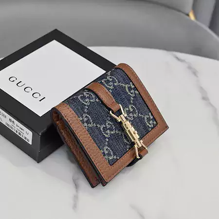 gucci 二つ折り財布 おすすめ ボタン式 小銭収納 写真収納 紙幣収納 売れ筋 ブランド 高品質