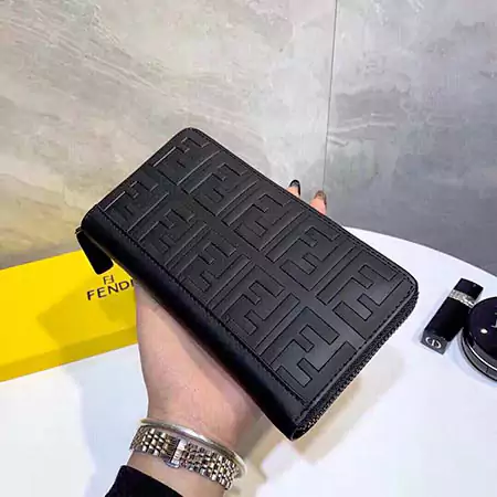 小銭収納 ファスナー式 フェンディ 長財布 牛革 ロゴ付き カード収納 横開き fendi ハイブランド クラッチバッグ 男性愛用 ラウンドファスナー ファスナーポケット 綺麗 ラグジュアリー新作 高品質