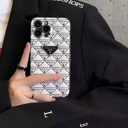 革 Prada iphone16/16proレンズ保護ケース メタルロゴ 型押し ブランドロゴ 字母プリントプラダスマホケースSC23110304