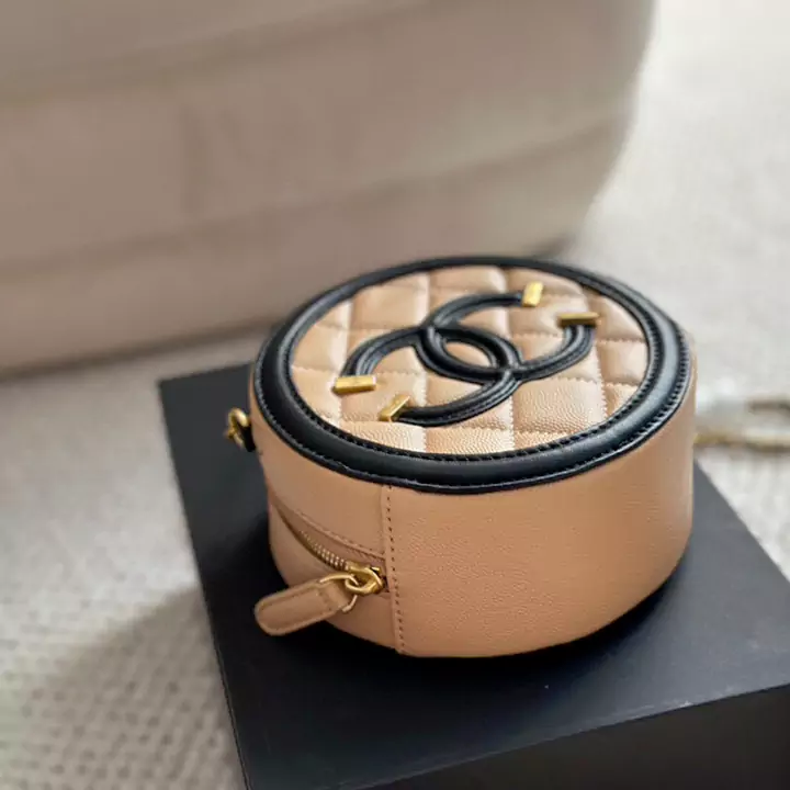 CHANELの丸袋春夏の新作は仙女たちの必須アイテムだ。カウンターの中で一番ホットなモデル。面白くて独特です。誰にでも似合う。可愛さを隠せない。精緻な線