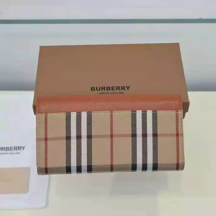 Burberry長財布 ファスナーポケット