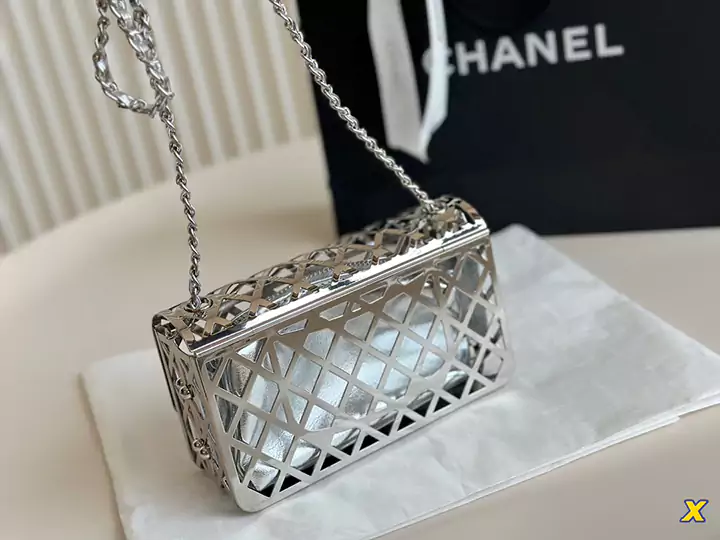 Chanel ショルダーバッグ シルバー 透かし彫り金属 高品質 シャネルクロスボディ コンパクト レデイース 人気 コレクションおしゃれ