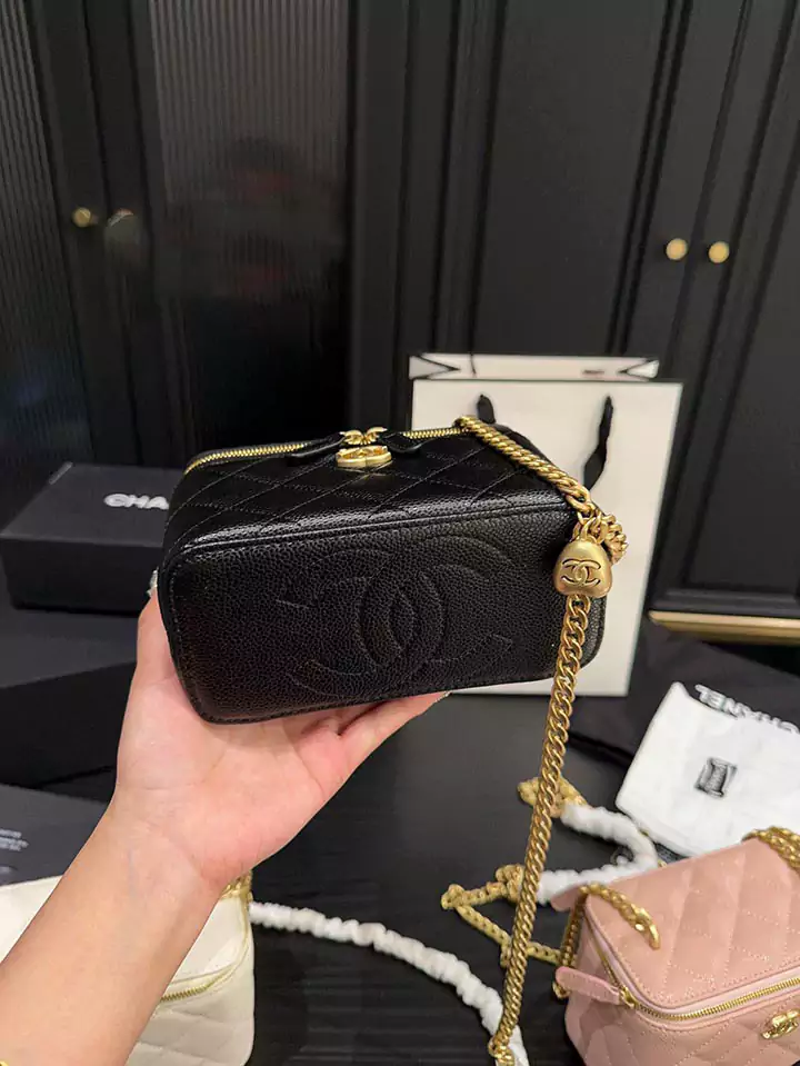 高級感 Chanel 流行りショルダーバッグ 綺麗 箱型 3色 女性愛用 ハイブランド シャネル クロスボディラウンドファスナー 上品 牛革 限定版 レデイース 贅沢 プレゼント