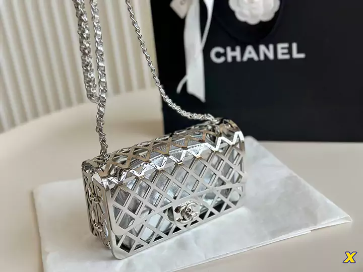 Chanel ショルダーバッグ シルバー 透かし彫り金属 高品質 シャネルクロスボディ コンパクト レデイース 人気 コレクションおしゃれ