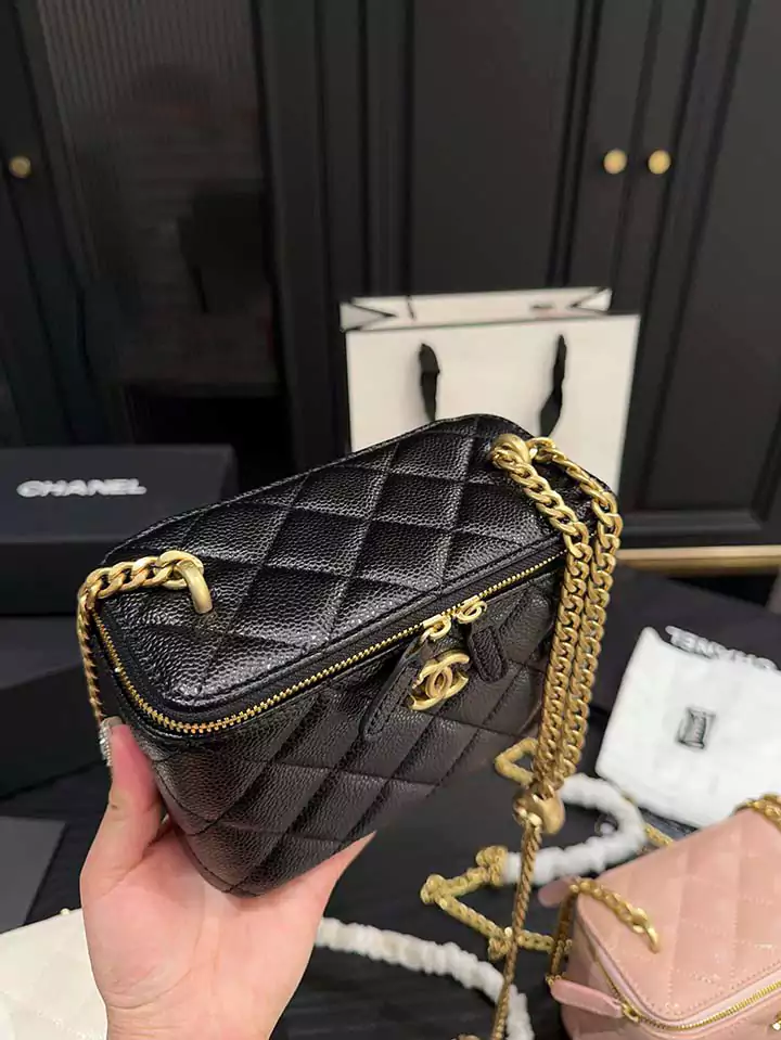 高級感 Chanel 流行りショルダーバッグ 綺麗 箱型 3色 女性愛用 ハイブランド シャネル クロスボディラウンドファスナー 上品 牛革 限定版 レデイース 贅沢 プレゼント