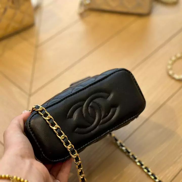 chanel クラッチバッグ 少女