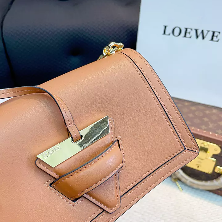 ロエベ LOEWE バルセロナ ショルダーバッグ 2way ベルト 太 三角形のメタルクロージャー レディース ポシェット大人 可愛い 斜 めがけ バッグ