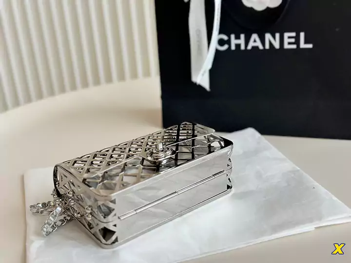 Chanel ショルダーバッグ シルバー 透かし彫り金属 高品質 シャネルクロスボディ コンパクト レデイース 人気 コレクションおしゃれ