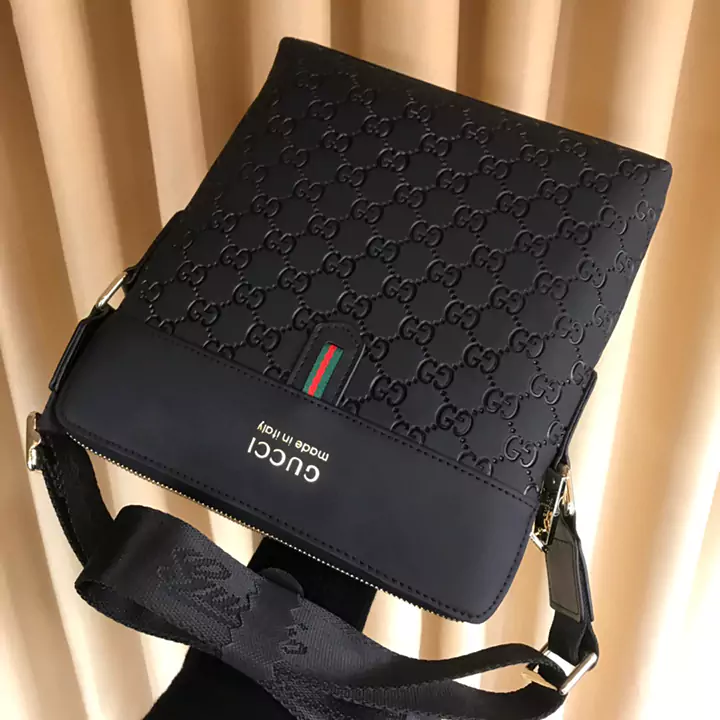 男性 ブラック ショルダーバッグ Gucci