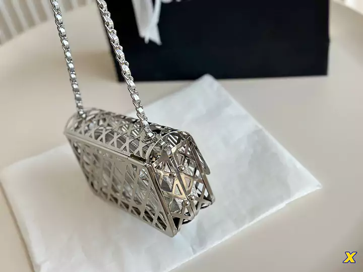 Chanel ショルダーバッグ シルバー 透かし彫り金属 高品質 シャネルクロスボディ コンパクト レデイース 人気 コレクションおしゃれ