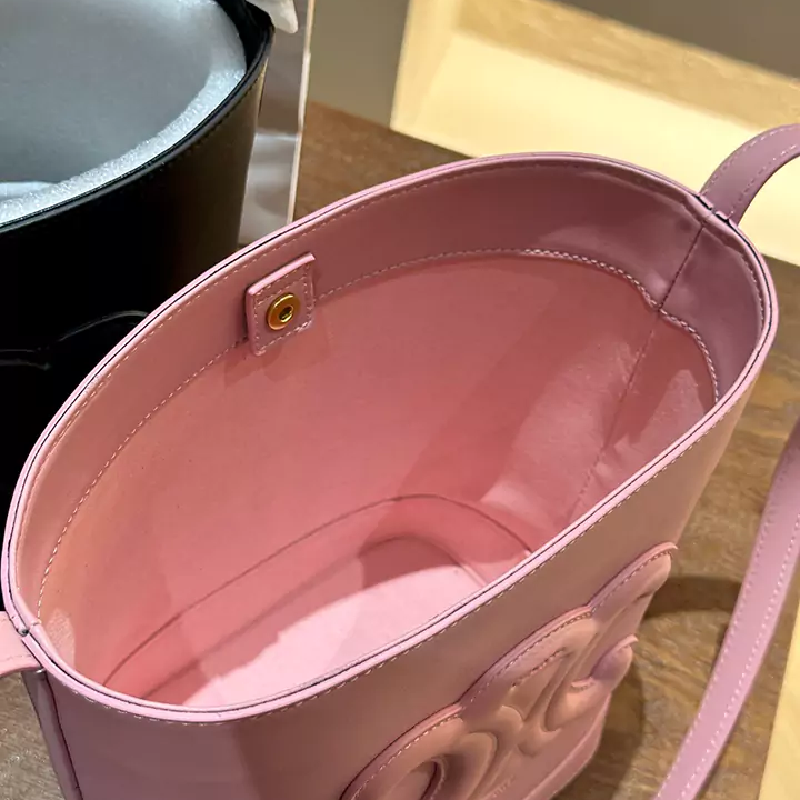 【BUCKET TRIOMPHE】超美品 CELINE スモール バケットショルダーバッグ キュイル トリオンフ セリーヌ ミニ 肩掛けバッグ ピンク系 超人気